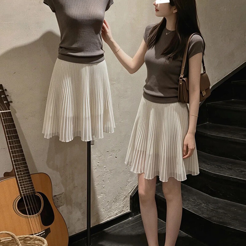 New Style Gentle, Casual, and Stylish Gray Slim-Fit Short-Sleeved Top Paired with a Striped Skirt Two-Piece Set New Style Gentle, Casual, and Stylish Gray Slim-Fit Short-Sleeved Top Paired with a Striped Skirt Two-Piece Set