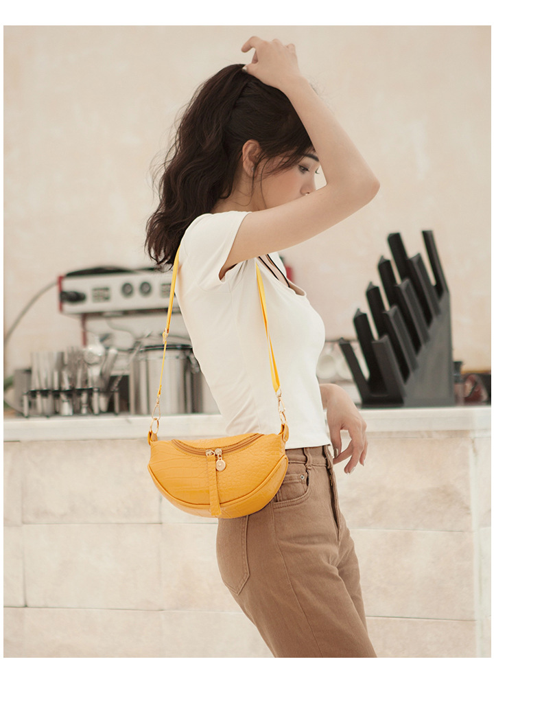 Women's Medium Pu Leather Solid Color Streetwear Dumpling Shape Zipper Crossbody Bag display picture 1