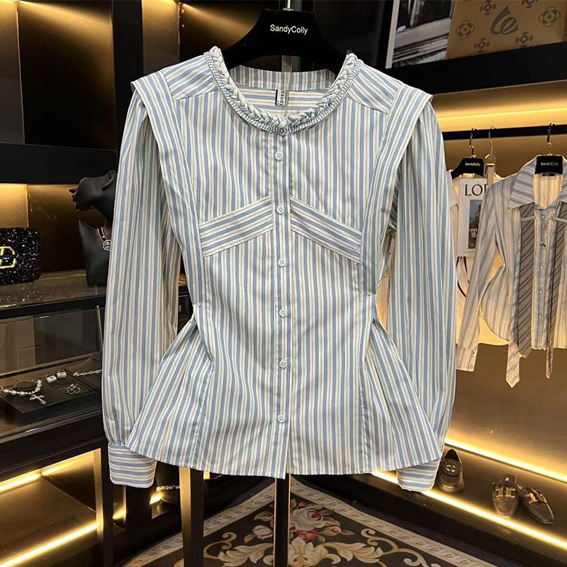 Fashionable shirt with a round collar