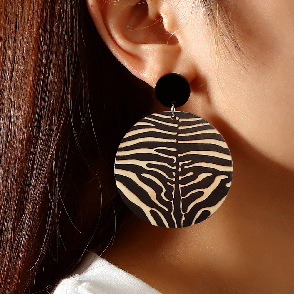 Autumn And Winter Wooden Print Leopard Earrings Exaggerated Creative Geometric Animal Pattern Earrings display picture 3