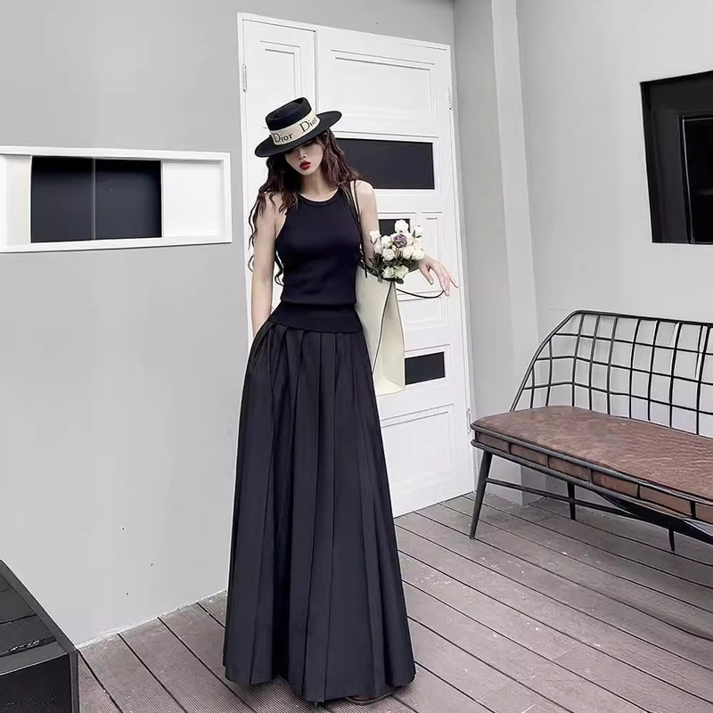 プリーツのスカートは大きくて黒いです。欧米はクールで、ファンシーで、レトロで、カジュアルで、やせたロングタイプと足首のスカートが見えます。|undefined