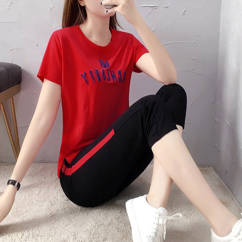 Completo sportivo casual da donna estate 2026, elegante completo a due pezzi con top a maniche corte e pantaloni capri larghi._voghion.com