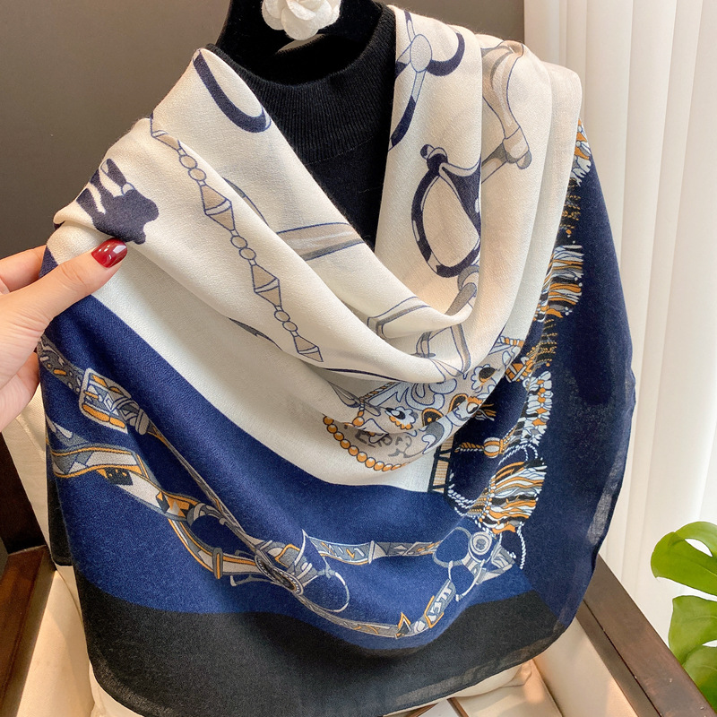 Cadena de lujo ligera impresión decorativa de algodón y lino sensación de mano bufanda cuadrada grande bufanda de protección solar de comercio exterior transfronterizo 135*135cm