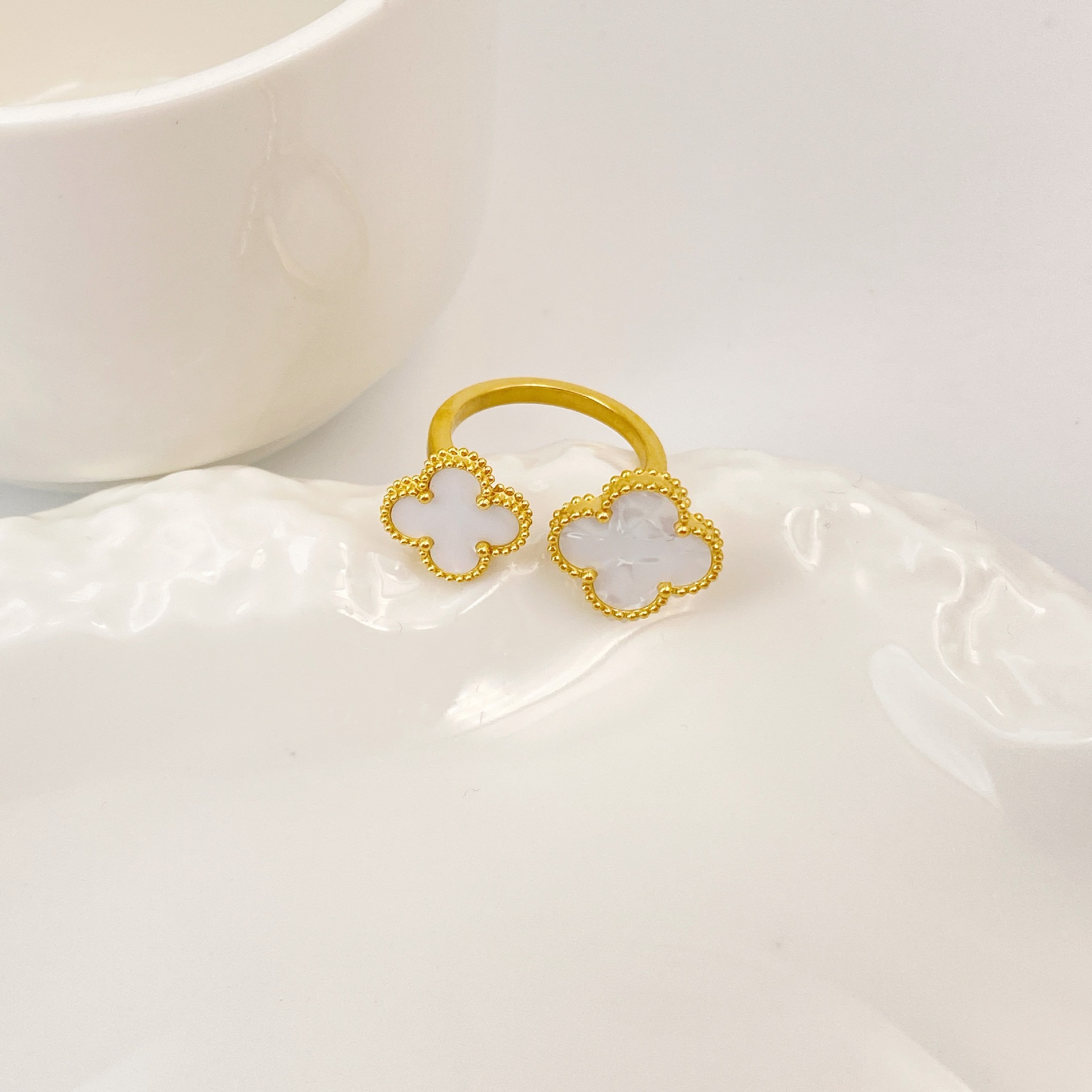 하이 버전 행운의 네 잎 클로버 링 여성의 2024 새로운 틈새 오픈 링 일본과 한국의 달콤한 신선한 쥬얼리