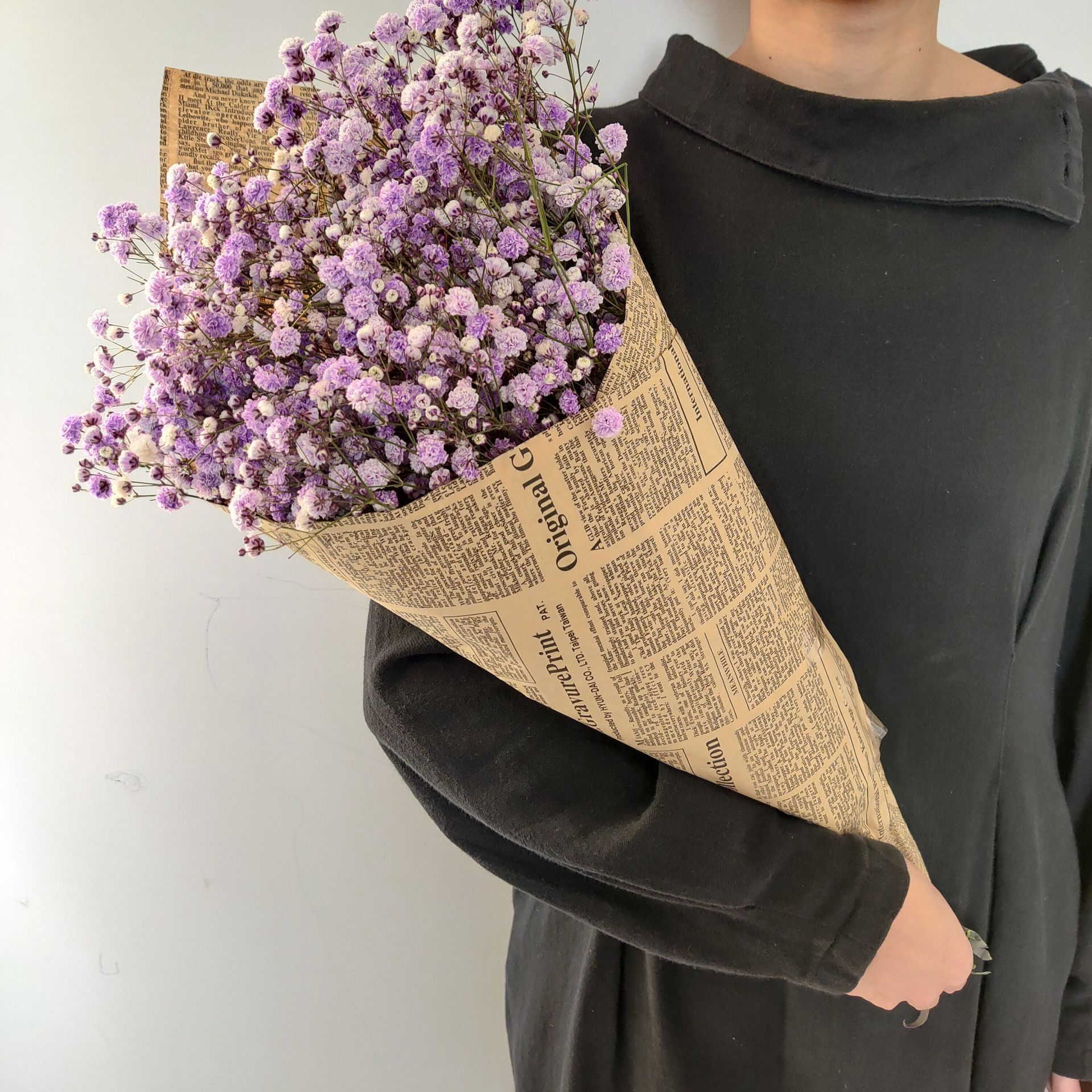 연한 보라색 안개꽃 복고풍 포장