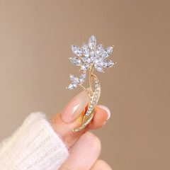 新商品のハスの花の合金のブローチの高級感の小さい大衆のハイエンドのピンは商品を注文して光の高級なオーバーのスーツの胸の花を逃がすことを防ぎます。