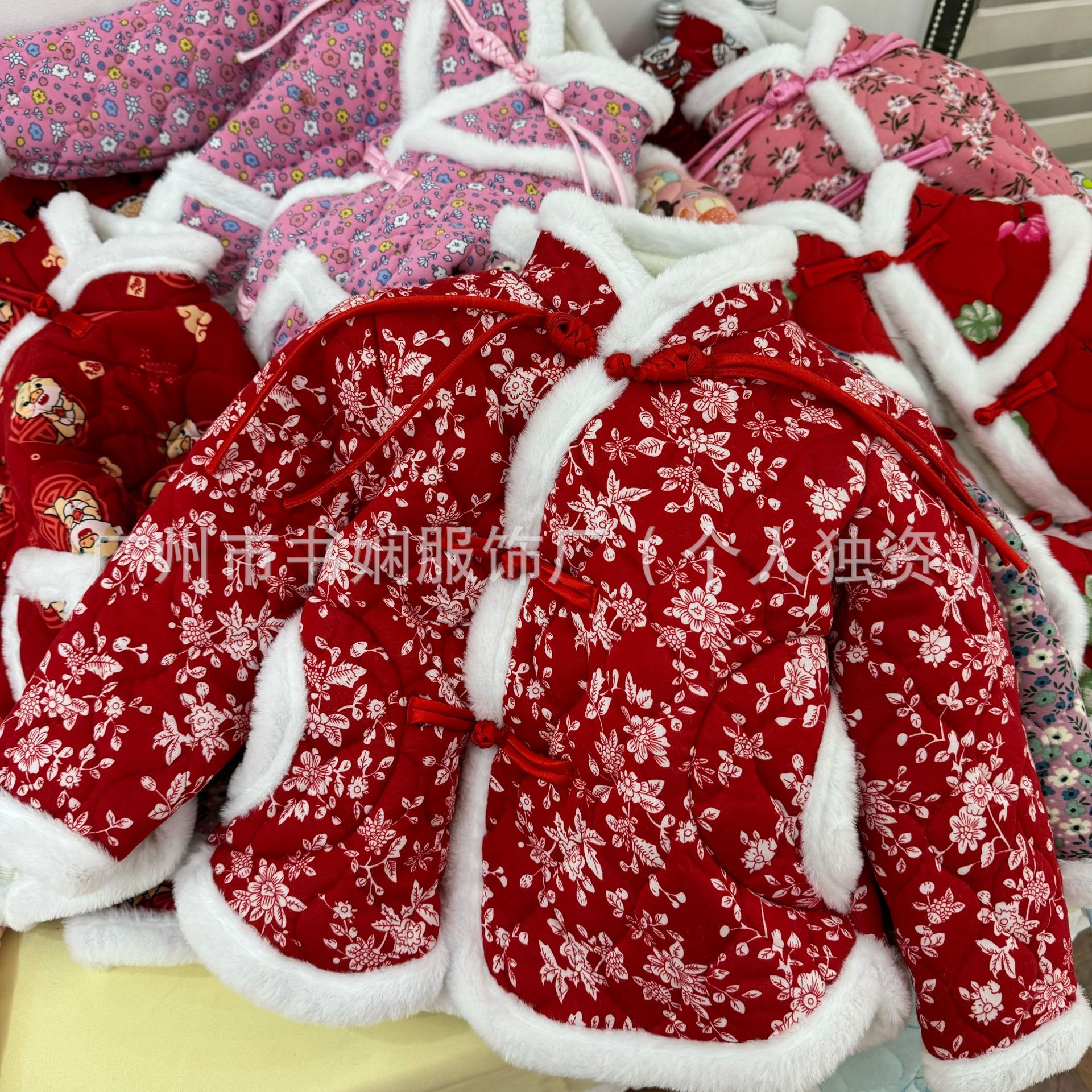 欧恰恰 童装摆摊 新款年服童装一手货源 棉袄实体店 童装一手货源