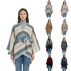 国境を越えて北欧風の縞模様のマントを提供する女性は冬にカシミヤのオフィスの昼寝毛布のベルトのマントを厚くする
