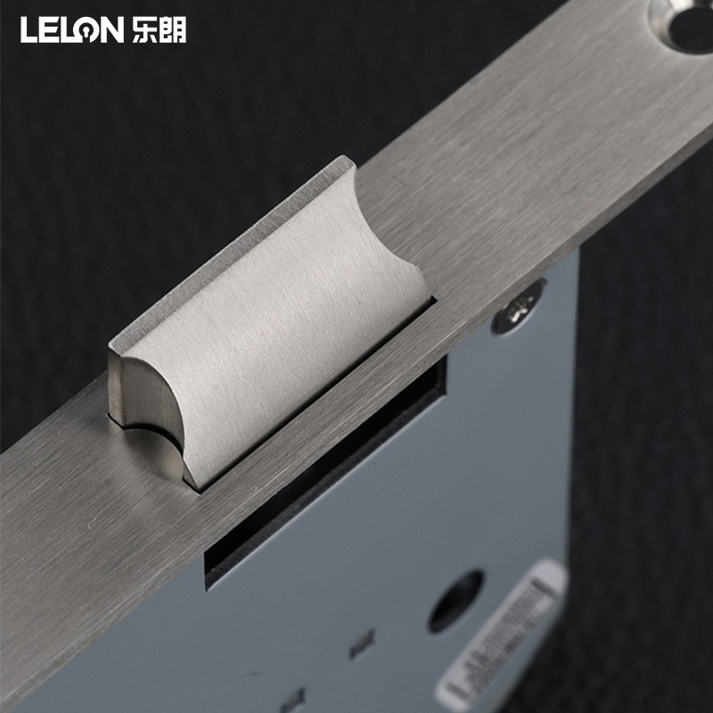 Cerradura de embutir de acero inoxidable estándar europeo 5572 al por mayor, cerradura para pasillo de evacuación, cerradura de lengüeta oblicua simple para puerta de paso ignífuga.