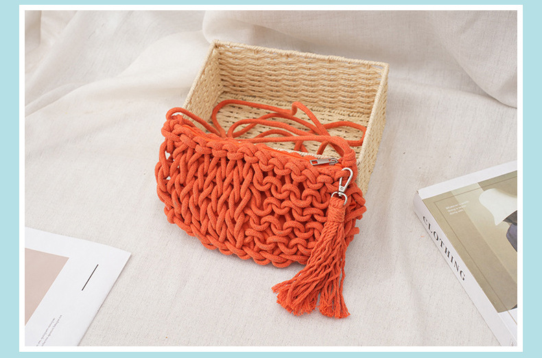 Women's Medium Cotton Rope Solid Color Vacation Beach Tassel Weave Zipper Straw Bag display picture 3