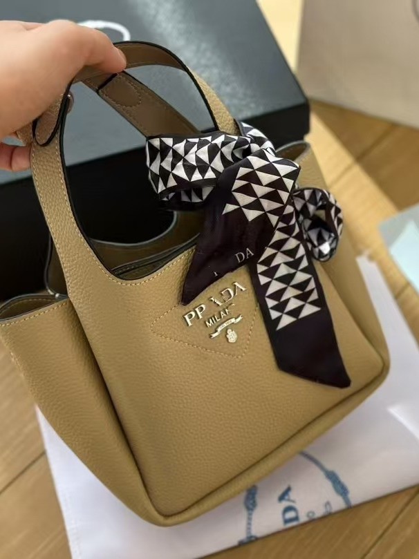 2024P Home Vegetable Basket Nuevo estilo Mini bufanda de seda Bolso de cubo Bolso de piel de vaca real Bolso de mujer de pie de capacidad al por mayor
