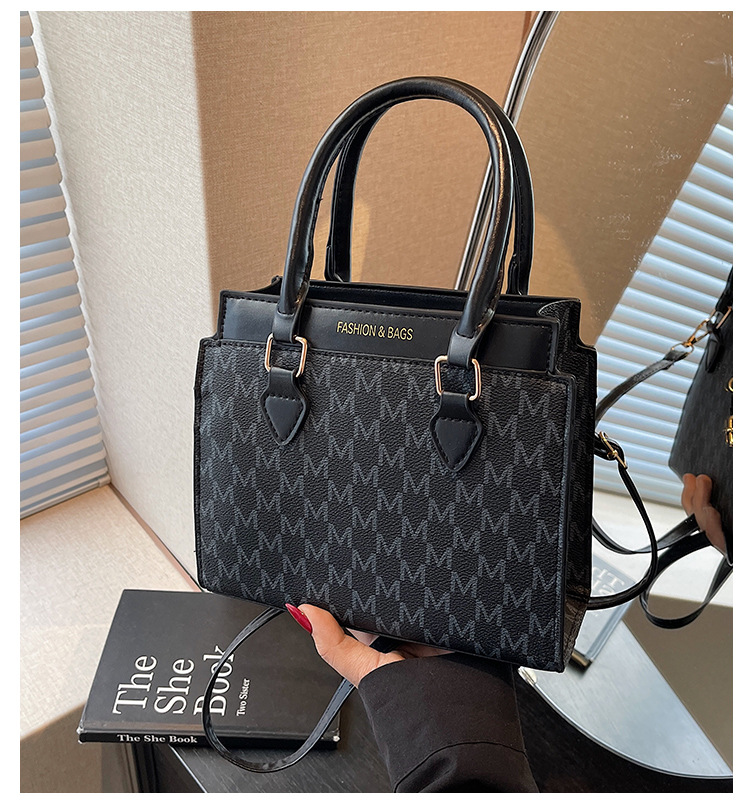 510g Weight Zipper Closure Type Single Shoulder Strap Strap Type Shoulder Bag Bags Type Casual Occasion Pu Leather Material Letter Pattern All Seasons Season Women's Gender Streetwear Style Square Shape Small Size Women's Small Pu Leather Letter Streetwear Square Zipper Shoulder Bag 无