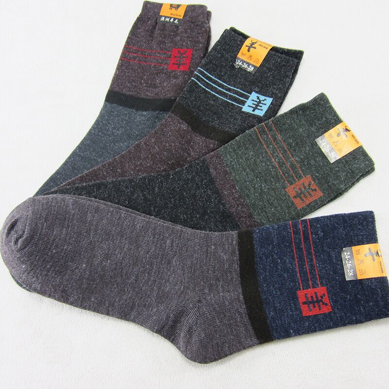 Source manufacturers wholesale men's autumn and winter warm stockings tube business socks imitation sheep word color matching polyester cotton socks