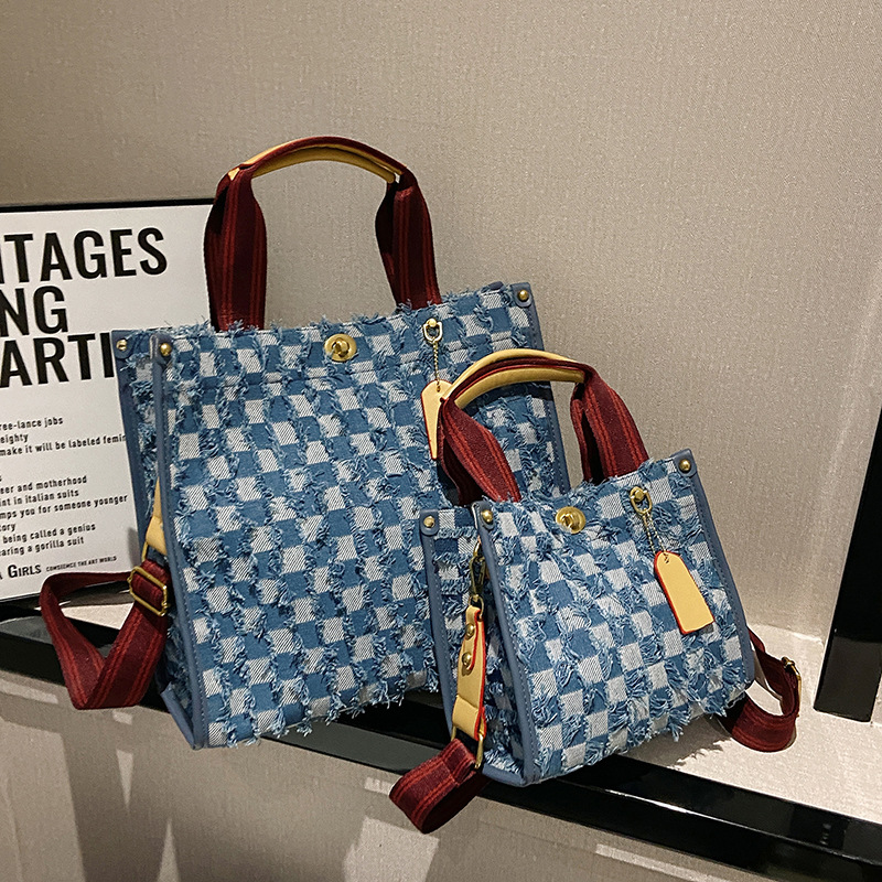 Bolso tote de mezclilla para mujer, nuevo estilo transfronterizo 2025, bolso de mano con borlas y diseño de tablero de ajedrez, bolso cruzado moderno grande y pequeño