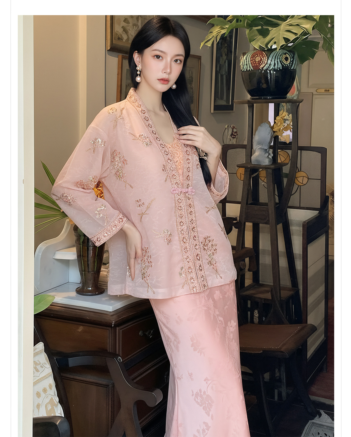Bộ đầm dây kèm áo khoác thêu hoa phong cách Trung Hoa hiện đại — bộ đồ, đầm dây, Áo khoác màu hồng chi tiết 2