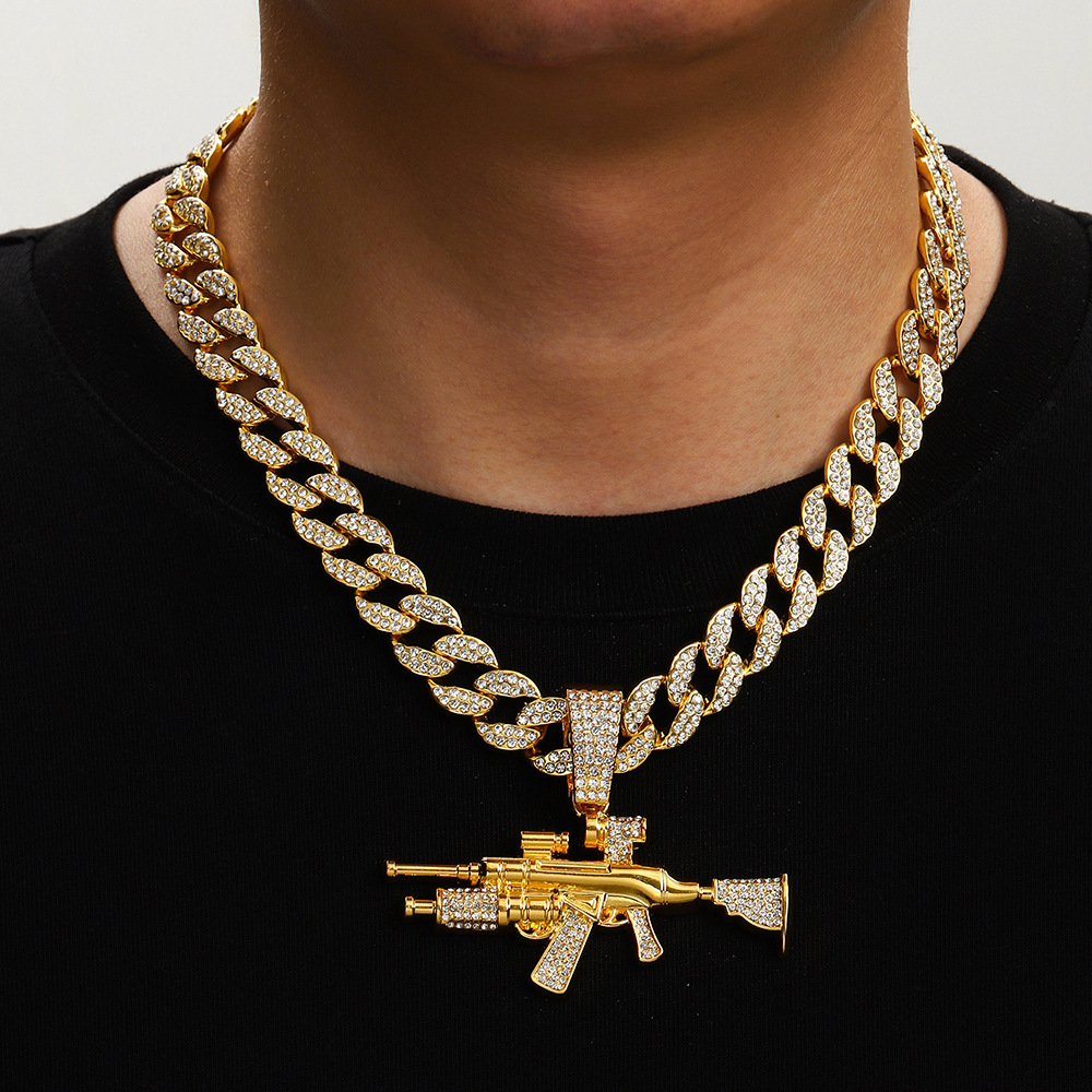 Nuevo estilo transfronterizo joyería de pistola de diamantes simulación de aleación modelo de arma AK joyería de diamantes flash collar de hombre de hip-hop