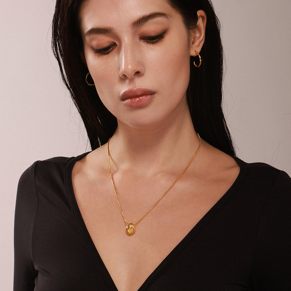 La moda europea y americana de la colgante de bolas 18k de oro real collar de anillo de acero inoxidable conjunto de joyería para mujeres