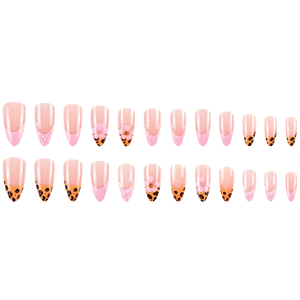 Tapa de uñas con patrón de leopardo dulce y fresco image 6