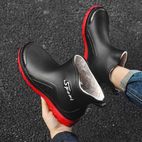 Fleece-lined thermal rain boots for men, short-cuff non-slip waterproof shoes, kitchen rubber shoes, car-washing and construction-site wear-resistant water boots with fleece lining.