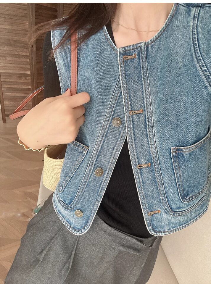 Áo vest denim nữ không tay cổ chữ V phối lớp phong cách retro, dáng ôm tôn dáng, dài 50–65 cm — Áo vest denim màu xanh (hàng có sẵn), Áo vest màu xanh đậm (có sẵn), Áo vest màu xanh đậm