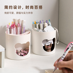 かわいい創意筆筒学生のデスクトップにプラスチックの収納ケースを飾っています。