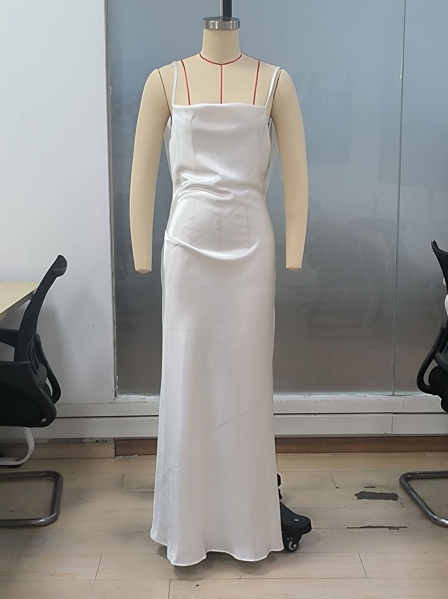 Vestido branco com suspensório e costas abertas. / S