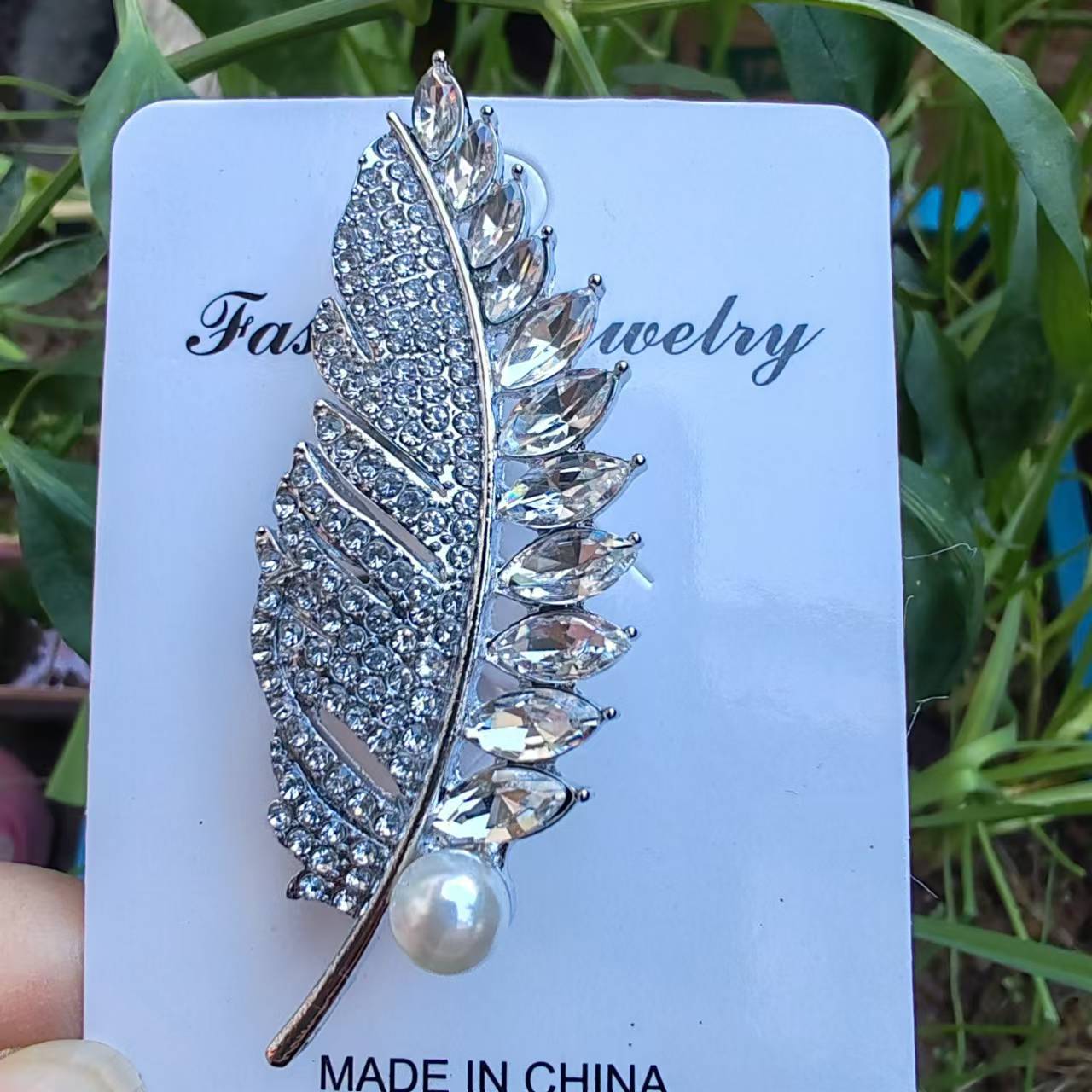 Broche de alto grado nicho bufanda hebilla aleación estilo coreano diamante incrustado abrigo perla ramillete ropa pin accesorios al por mayor