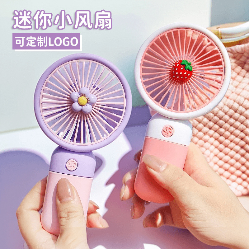 小型扇風機usbミニ扇風機を持って充電します。学生寮の手は携帯型のデスクトップを持っています。|undefined