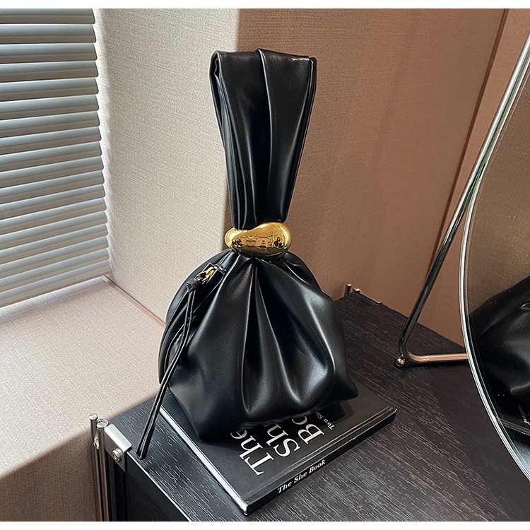 A high-end, niche and quirky small bag for women's autumn and winter 2025 new retro pleated mini bucket bag undefined