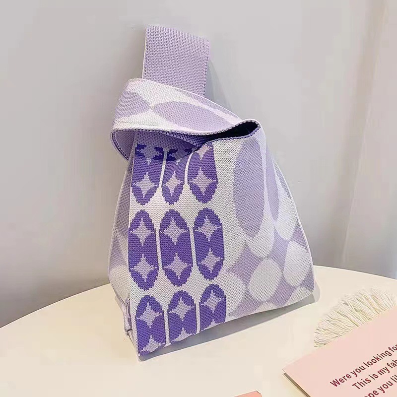 보라색 별이 빛나는 하늘