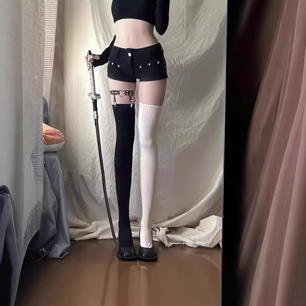 스파이스 걸스 리벳 데님 반바지 여성 2025 년 봄과 여름 새로운 스트레이트 하이 허리 스트레치 섹시한 엉덩이 핫 바지
