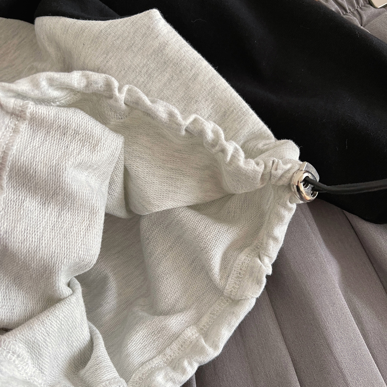 Felpa con cappuccio a maniche lunghe per ragazze coreane, nuova primavera 2024, con gonna corta plissettata, versatile set da due pezzi 24011_voghion.com