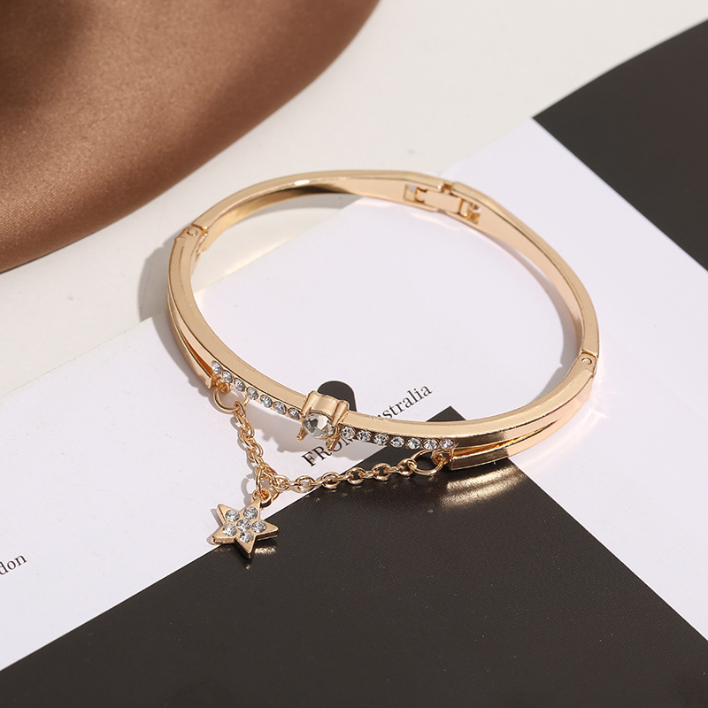 Nuovo braccialetto di diamanti rosso netto trema studenti versione coreana di braccialetto di moda a stella a cinque punte donne gioielli di cristallo_voghion.com