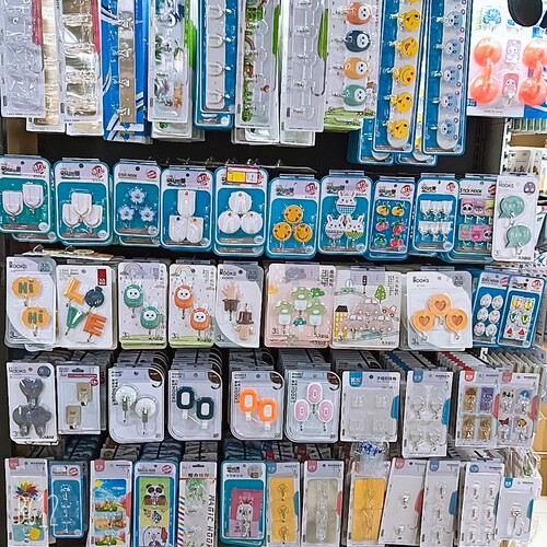Hot selling plastic and beautiful super strong adhesive hooks creative cartoon wall hooks wholesale supply from two yuan store