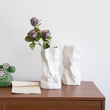 不规则褶皱陶瓷白色花瓶简约纸袋造型插花器现代艺术居家装饰知日