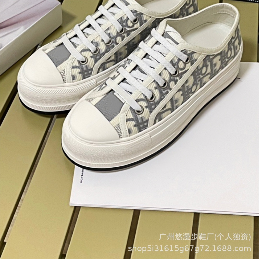 Zapatillas de lona retro con bordado de la marca D, novedad 2026, zapatillas casuales de moda, versátiles, para parejas, con suela gruesa, blancas.