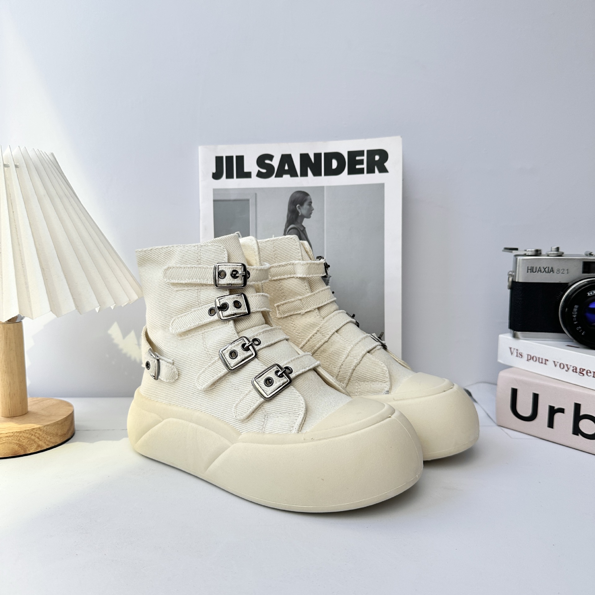 YuanWa, zapatos de lona casuales de suela gruesa para mujeres, 2025 nuevos zapatos de hebilla de primavera y otoño, zapatos blancos de alta altura.