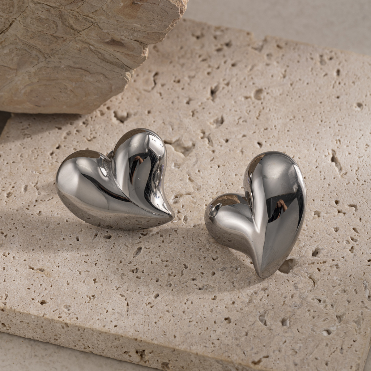 Tena European and American Love Peach Heart Pendientes de acero inoxidable que no se desvanecen INS viento ligero lujo brillante Pendientes en forma de corazón Pendientes mujeres