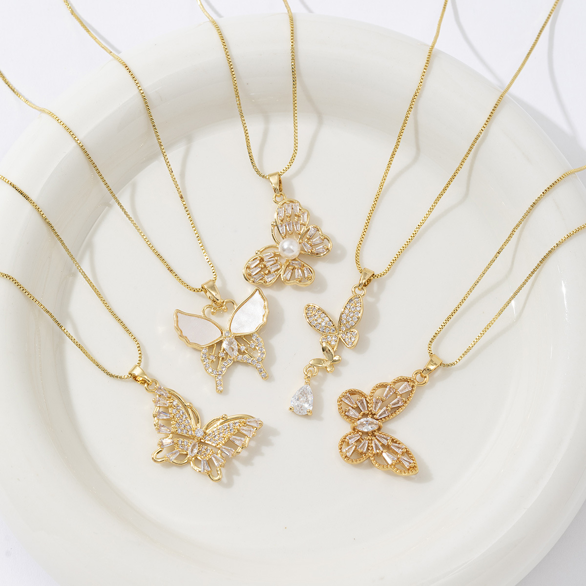 Collier pendentif papillon plaqué or avec zirconia cubique_voghion.com