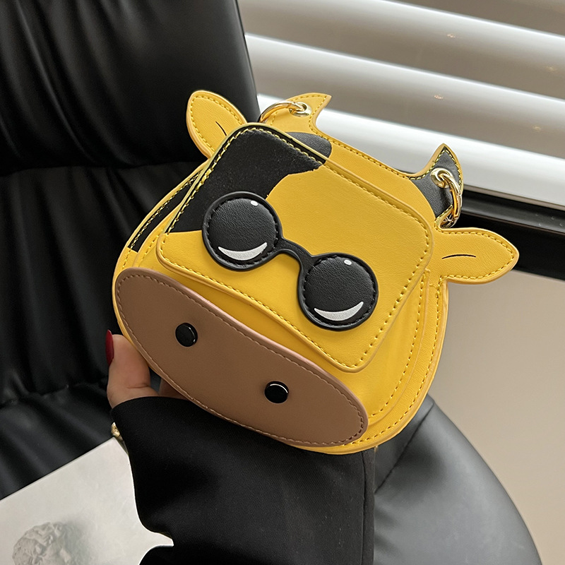 迷你小包包夏天2025新款日系卡通少女可爱奶牛丑萌单肩链条小圆包