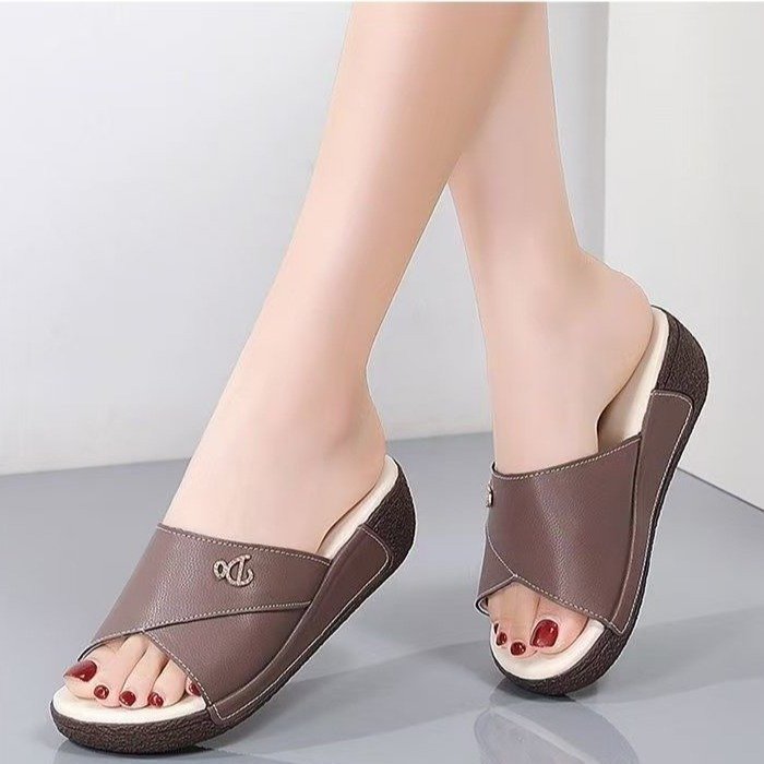 Zapatillas rojas de cuero suave para mujeres 06 verano nuevo talón de pendiente con suela gruesa y cómoda zapatillas de playa image 3