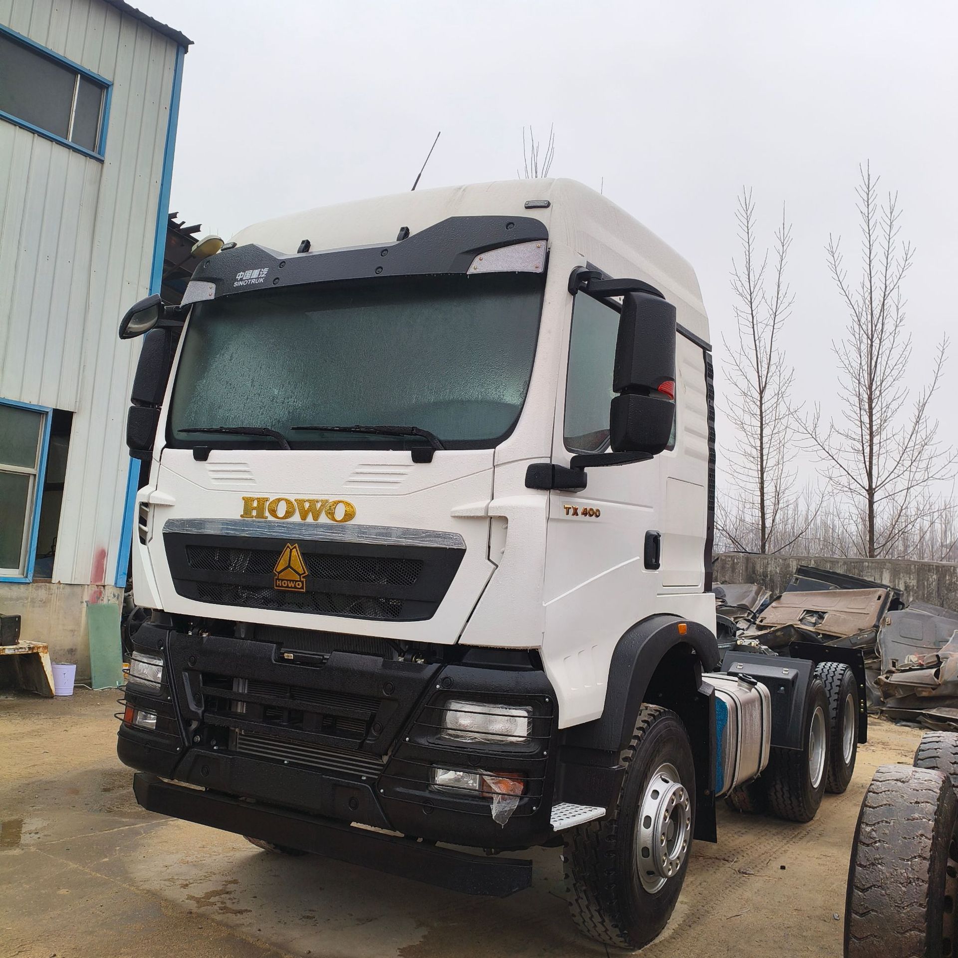 Exporting Howo 350-Horsepower Cement Tanker, Large 12-Cubic-Meter and 14-Cubic-Meter Cement Tanker