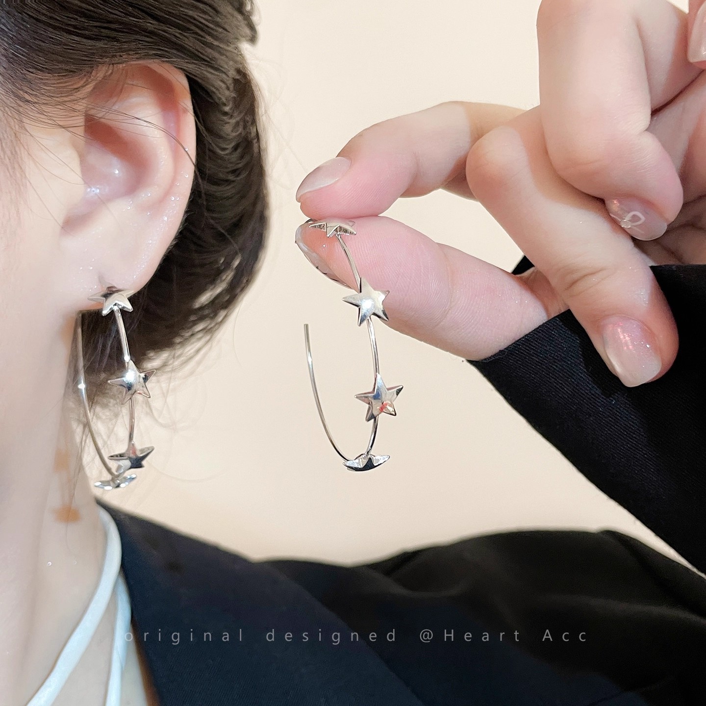 은색 별 귀걸이 한 쌍