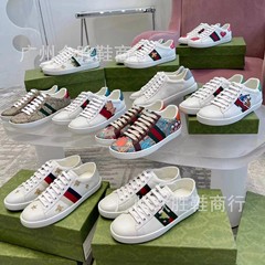 高バージョンの外国貿易の刺繍の小さいハチの男女の同モデルの小さい白い靴の女性の本革は百合のカジュアルな気持ちの小さい靴の女性です。
