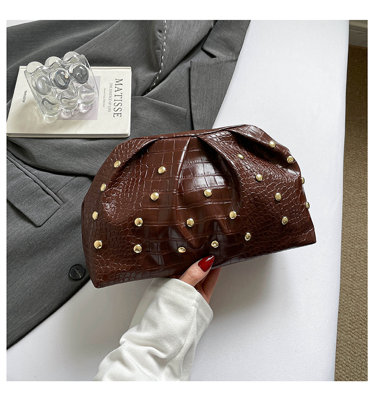 2026 tendencia de primavera nuevo clip de textura simple clavos de hongo de moda de textura plegada bolso de mano mujer
