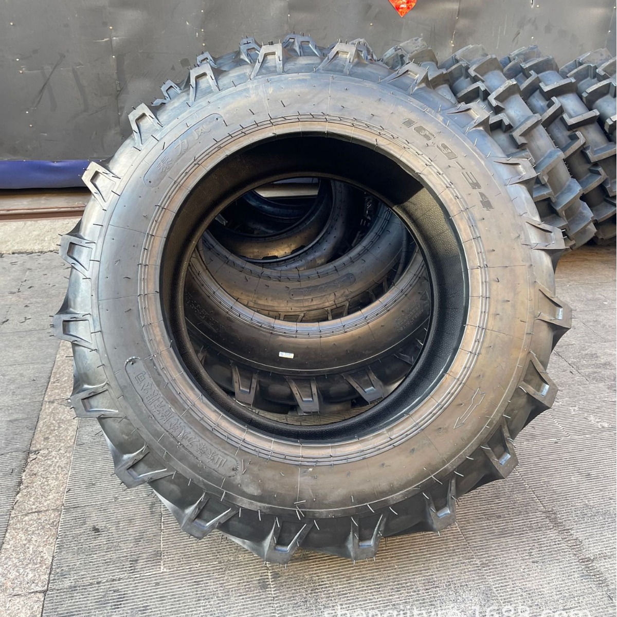 工厂  拖拉机轮胎批发 16.9-34拖拉机人字轮胎