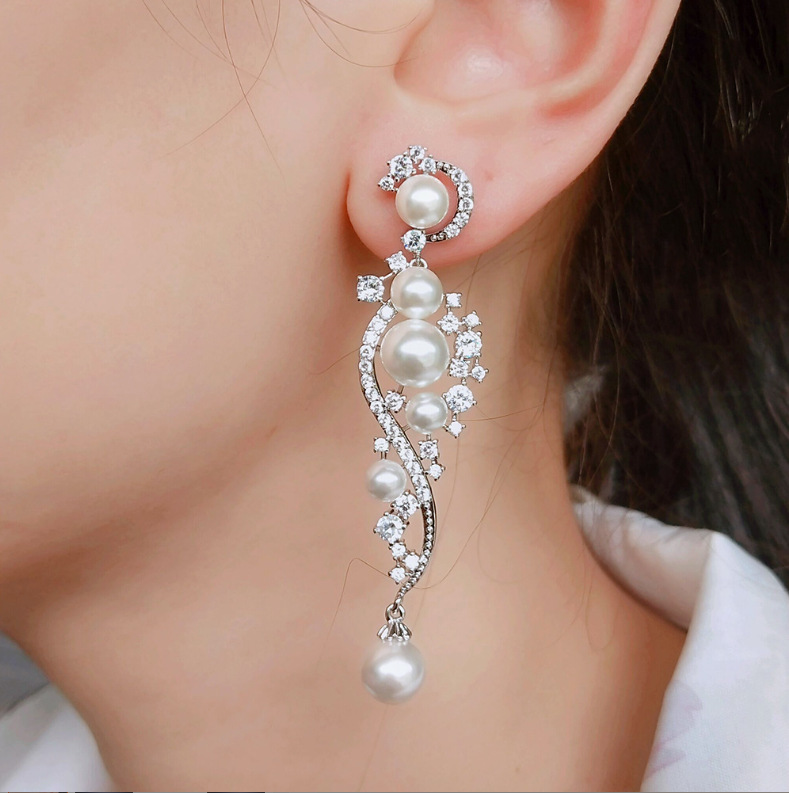 Aguja de plata, circón, letra de flor, pendientes de perlas artificiales, pendientes de temperamento de alta gama de moda, joyería única de lujo ligero femenino