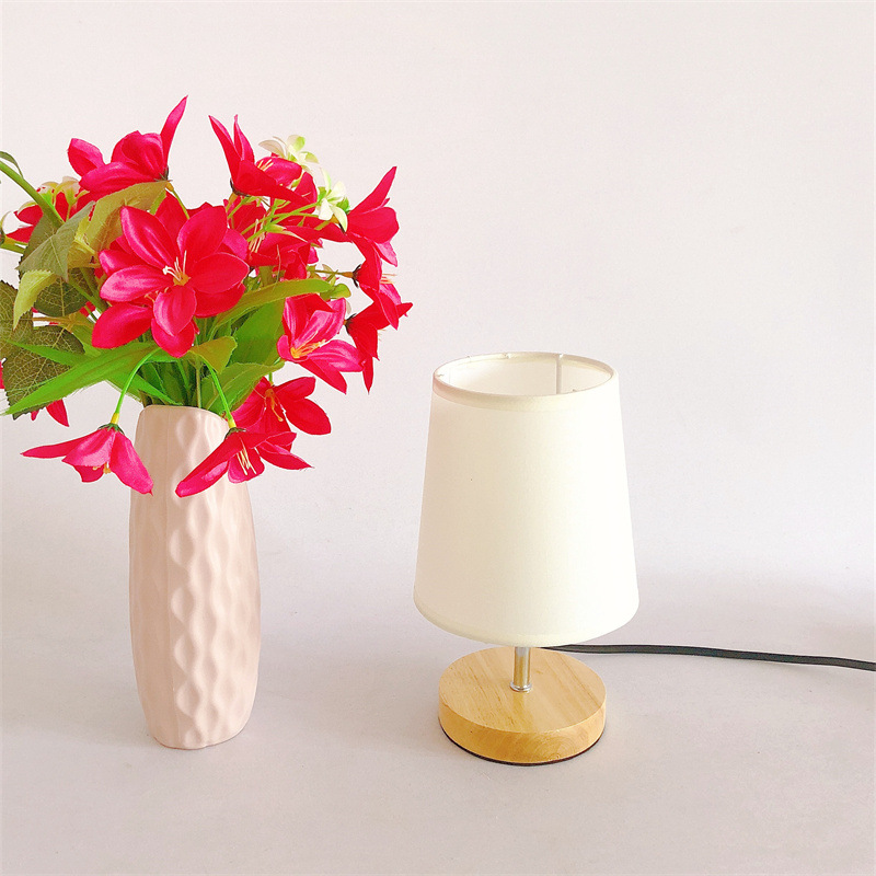 Nordic ins estilo etiqueta plana lámpara de mesa dormitorio de noche estilo coreano japonés transfronterizo lámpara de mesa creativa Retro B & B lámparas de madera maciza