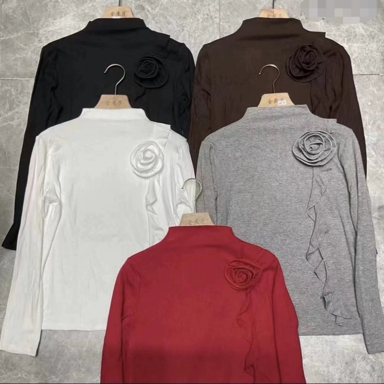 Расческа из хлопка высокого уровня с полувысоким воротником с длинными рукавами, тонким топом с шикарными розами, трехмерным цветочным украшением, футболка с положительным плечом для женщин