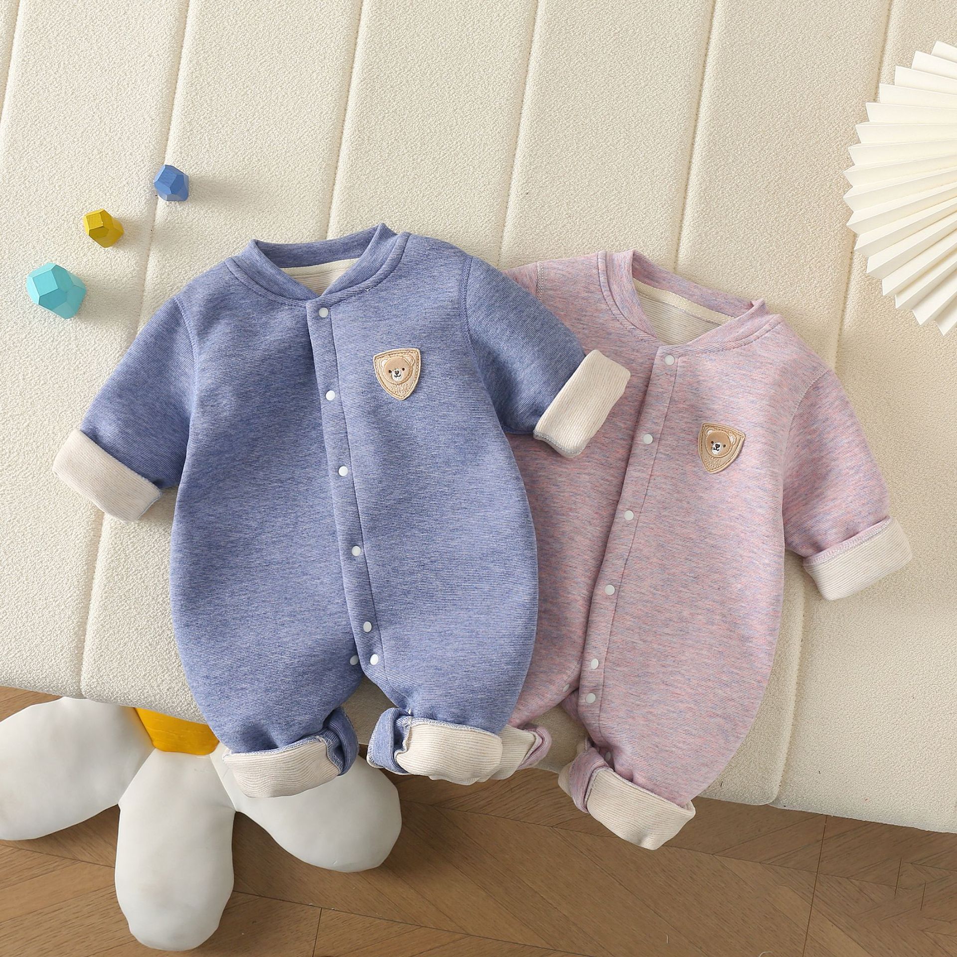 Ropa de una pieza para bebés, ropa de abrigo de luna llena, mameluco para bebés de otoño e invierno, ropa de salida deshuesada linda y versátil image 1